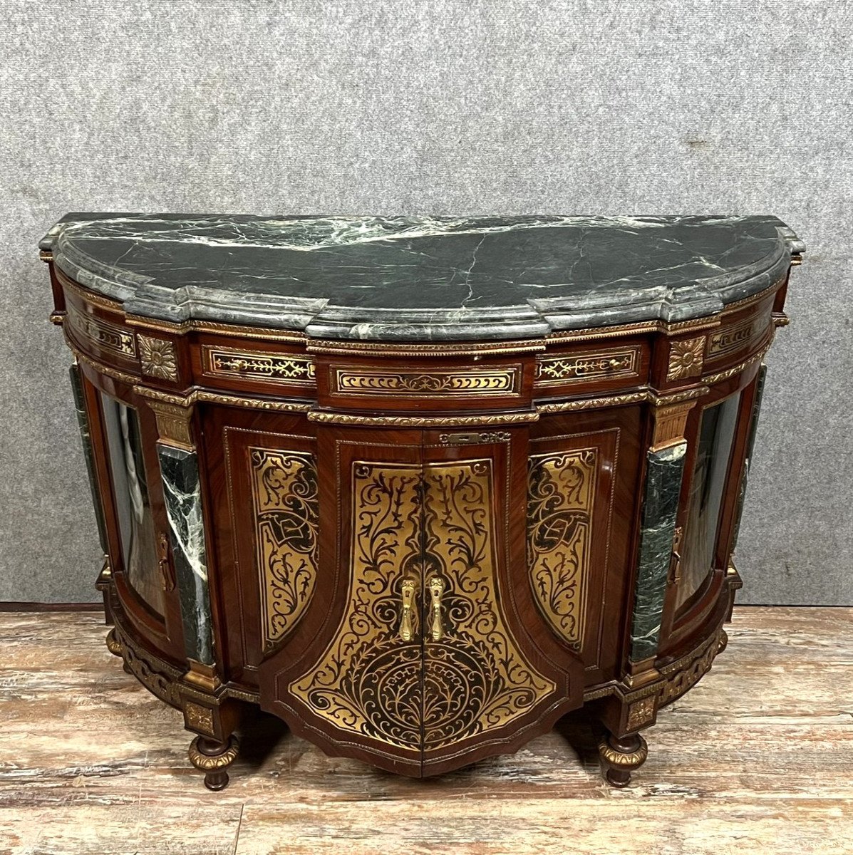 Dans l'esprit de André Charles Boulle : Superbe Commode vitrine a portes de forme demie lune