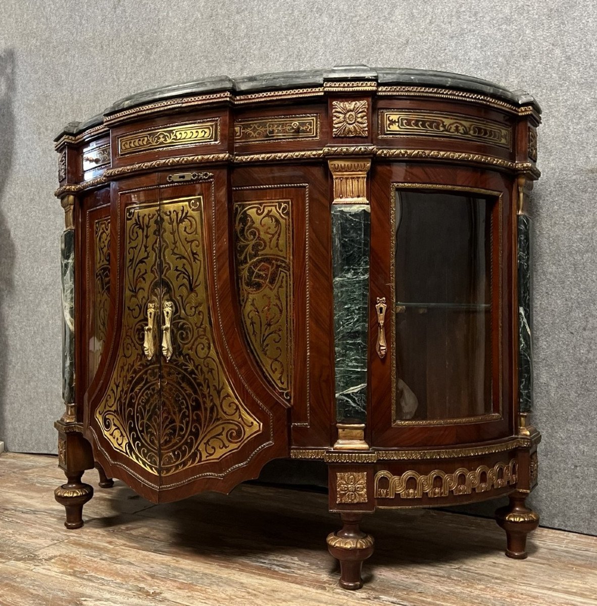 Dans l'esprit de André Charles Boulle : Superbe Commode vitrine a portes de forme demie lune