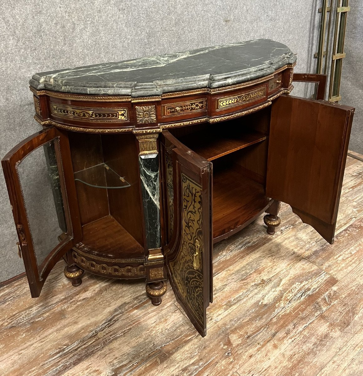 Dans l'esprit de André Charles Boulle : Superbe Commode vitrine a portes de forme demie lune