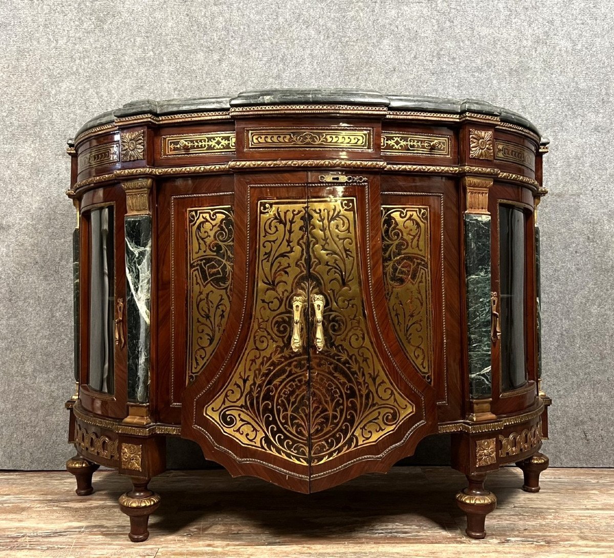 Dans l'esprit de André Charles Boulle : Superbe Commode vitrine a portes de forme demie lune