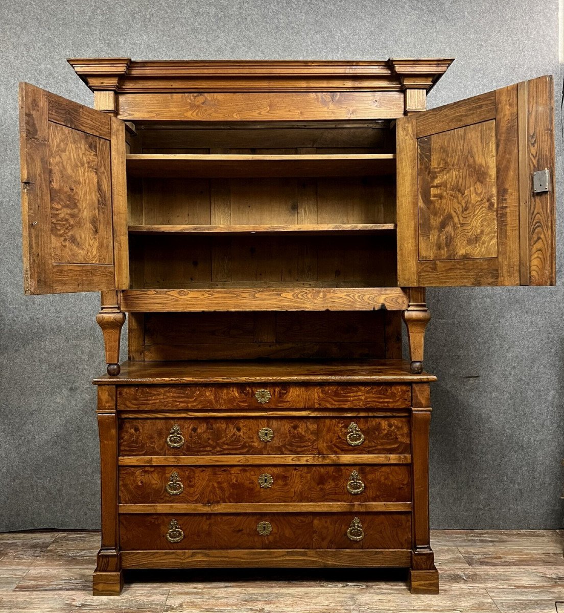 Commode cabinet époque Empire en orme circa 1810-1820