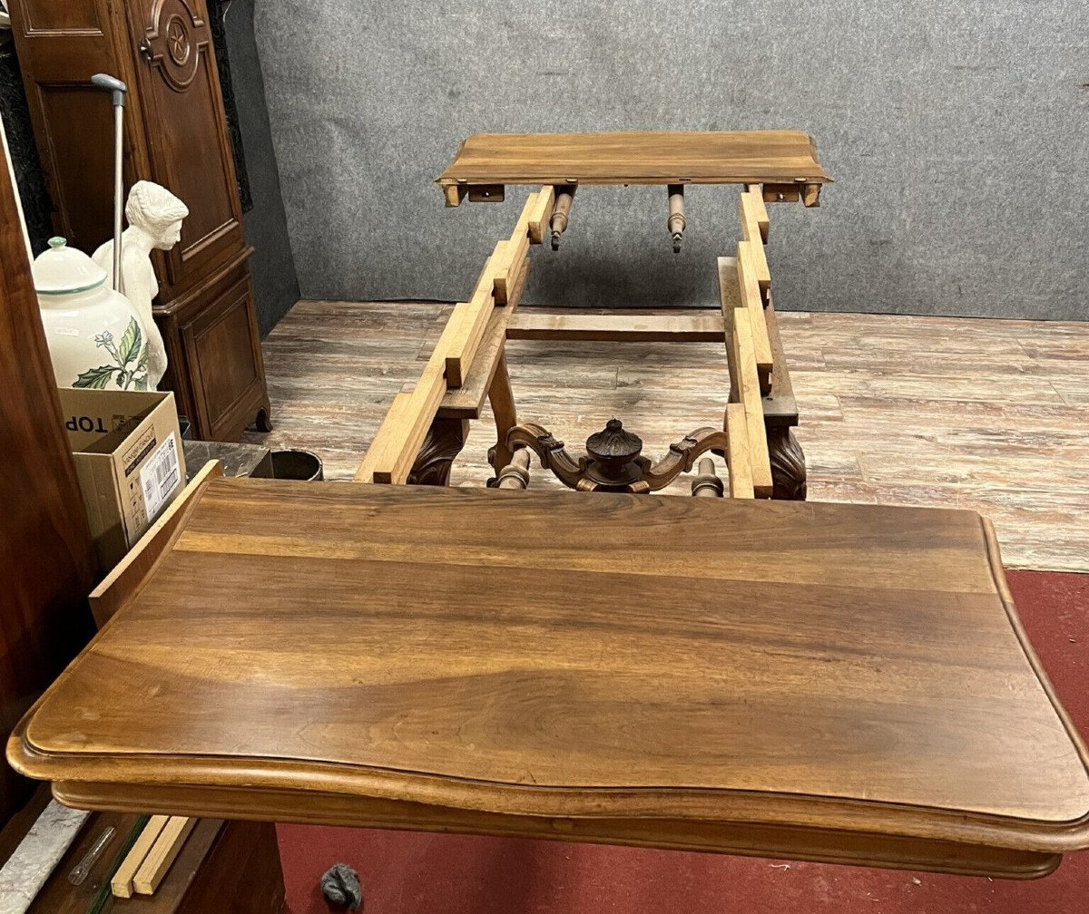 Table a allonges En Noyer sculpté De Style Louis XV époque fin XIXème siècle.