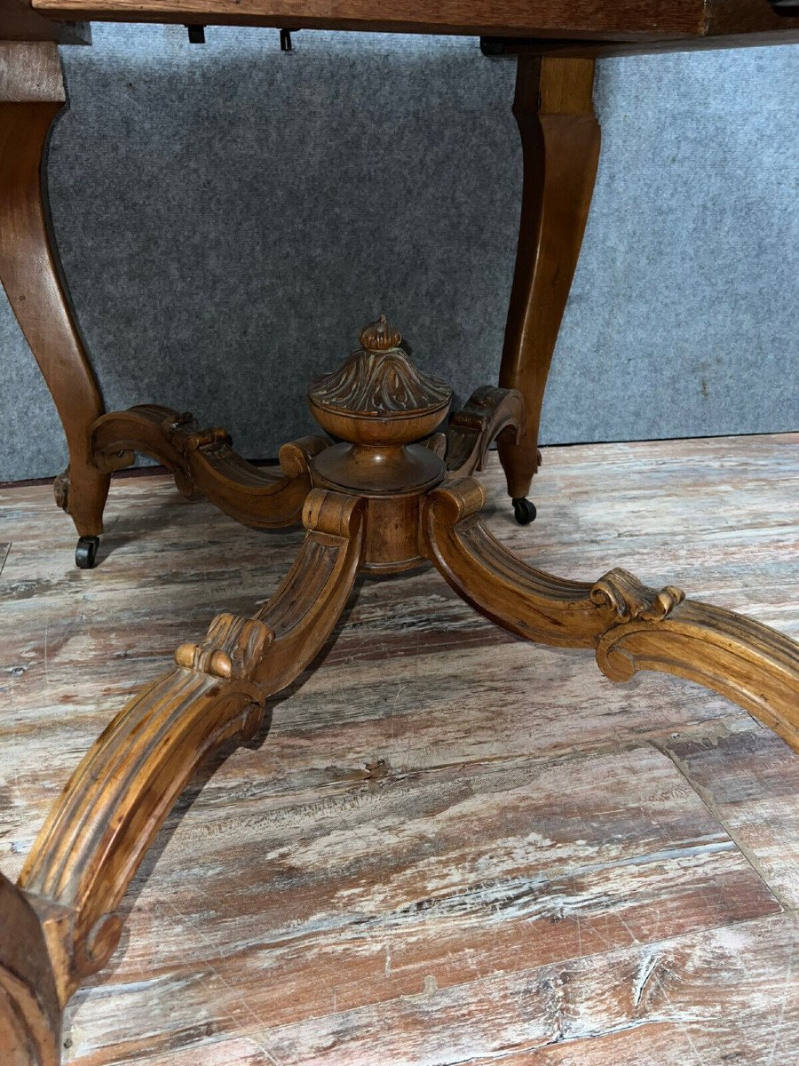 Table a allonges En Noyer sculpté De Style Louis XV époque fin XIXème siècle.