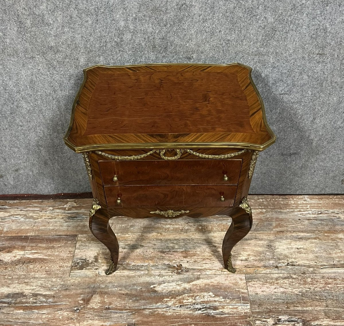 commode d'apparat de style Louis XV en marqueterie (seconde moitié XXe)