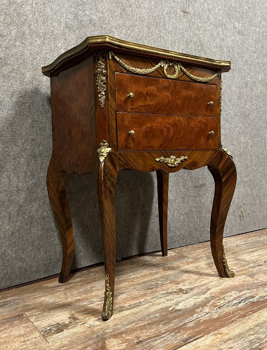 commode d'apparat de style Louis XV en marqueterie (seconde moitié XXe)