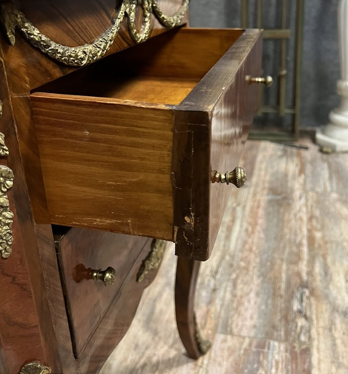 commode d'apparat de style Louis XV en marqueterie (seconde moitié XXe)