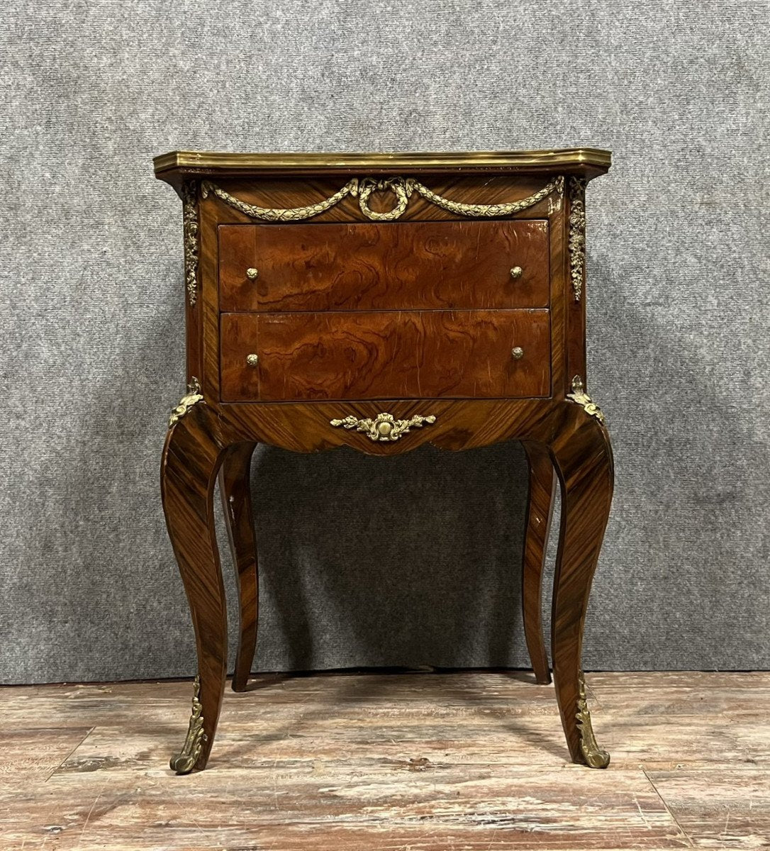 commode d'apparat de style Louis XV en marqueterie (seconde moitié XXe)