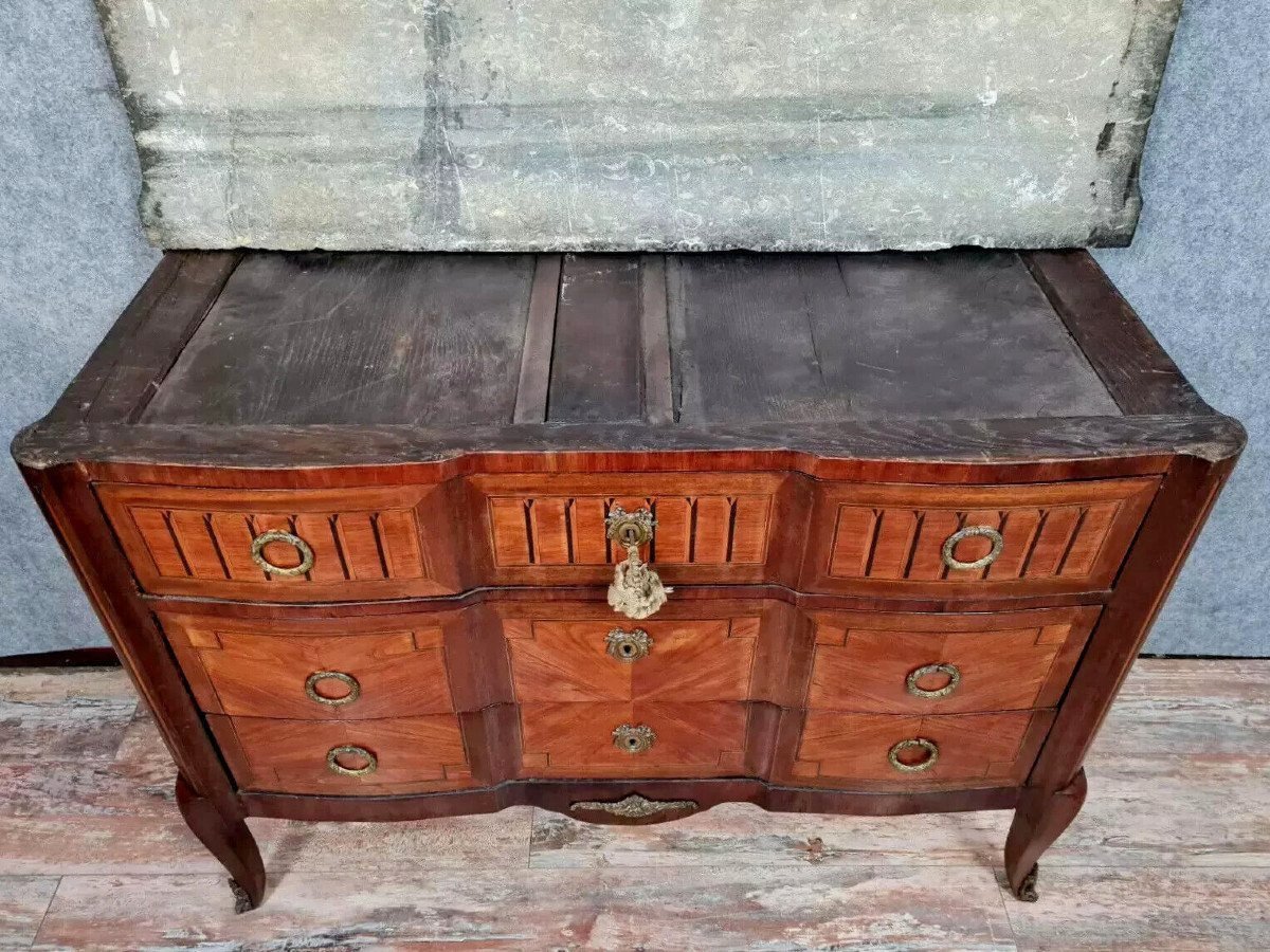 commode arbalète époque Louis XV en marqueterie de bois précieux vers 1750.