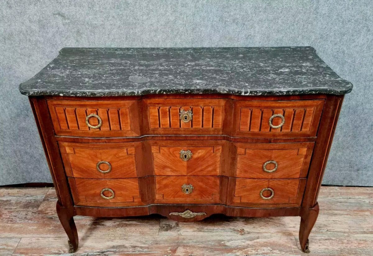 commode arbalète époque Louis XV en marqueterie de bois précieux vers 1750.