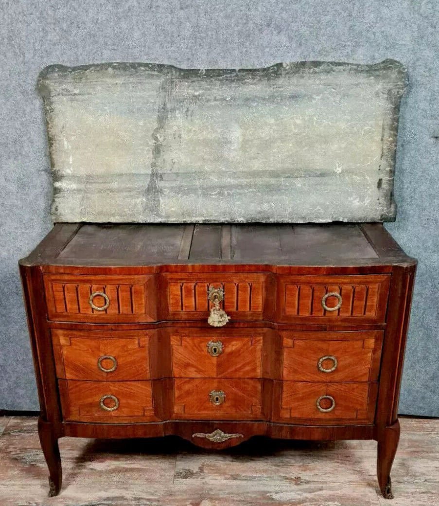 commode arbalète époque Louis XV en marqueterie de bois précieux vers 1750.