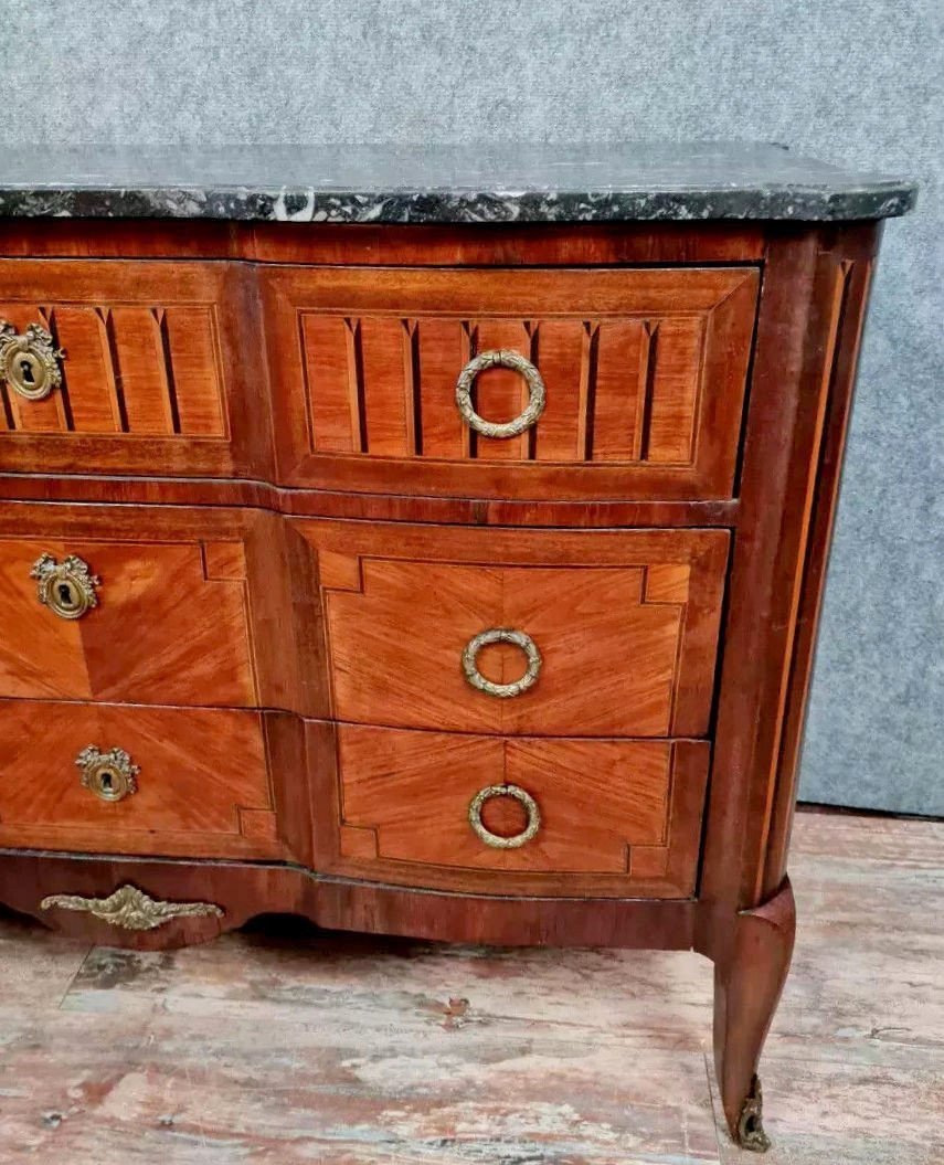 commode arbalète époque Louis XV en marqueterie de bois précieux vers 1750.