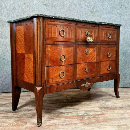 commode arbalète époque Louis XV en marqueterie de bois précieux vers 1750.