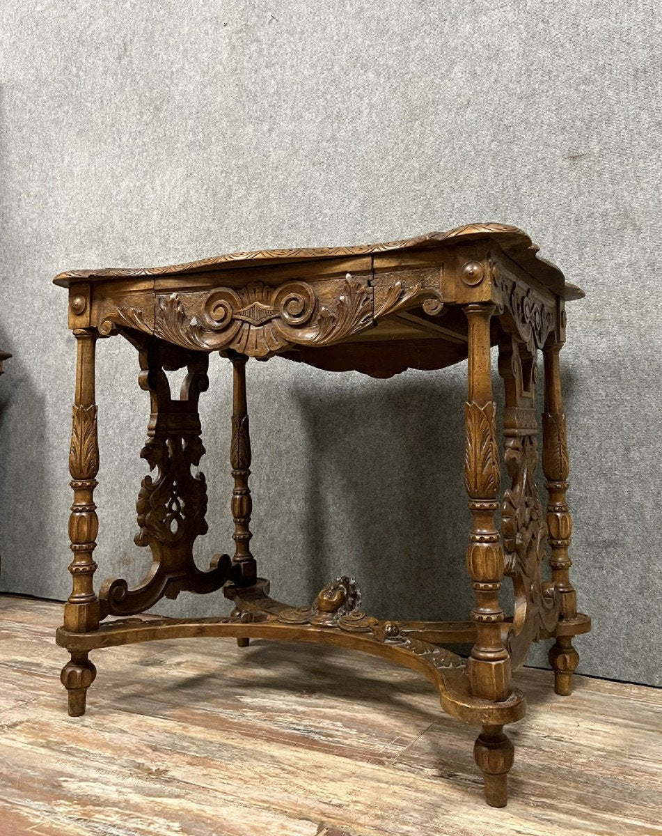 bureau Renaissance double face en noyer sculpté de motifs végétaux sur la tablette