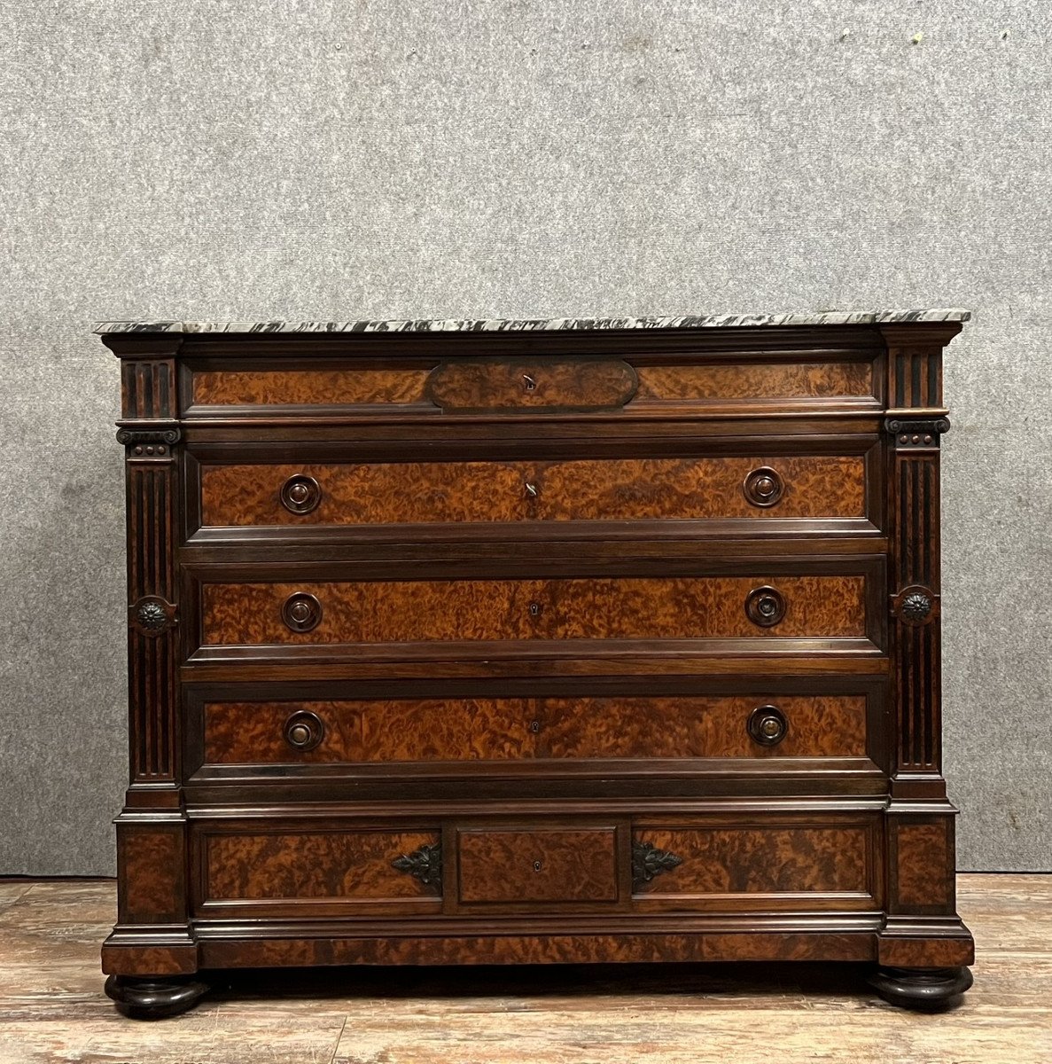 commode Parisienne époque Napoléon III en acajou et érable moucheté vers 1850