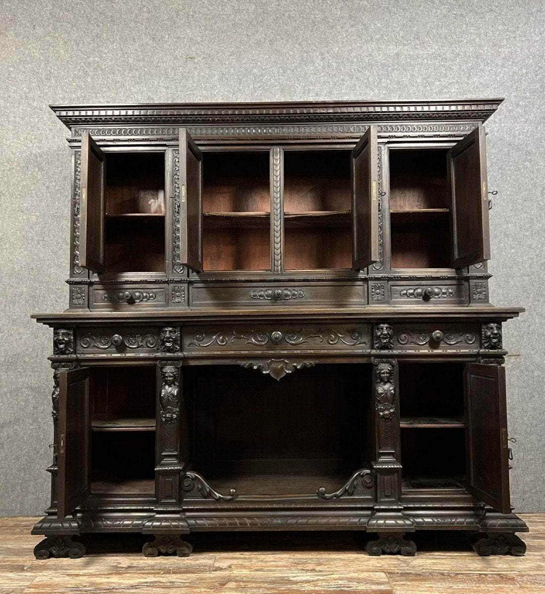 cabinet-buffet Renaissance de château en noyer massif vers 1850