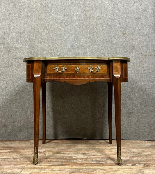 Bureau de forme rognon style Louis XV en marqueterie toutes faces vers 1850.