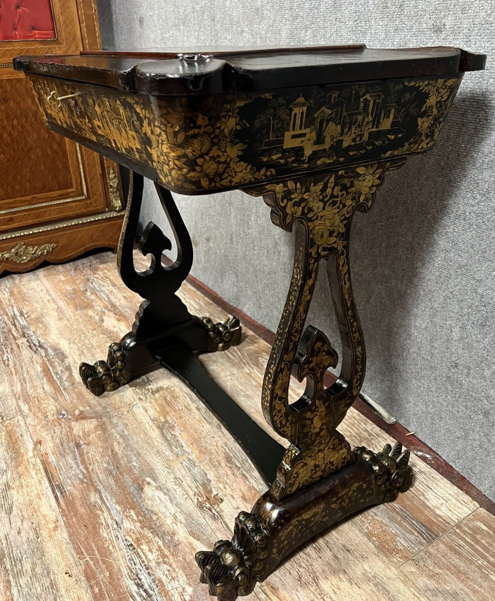 Table à ouvrage en laque, bois noirci à décor de scènes chinoises, époque Napoléon III vers 1850