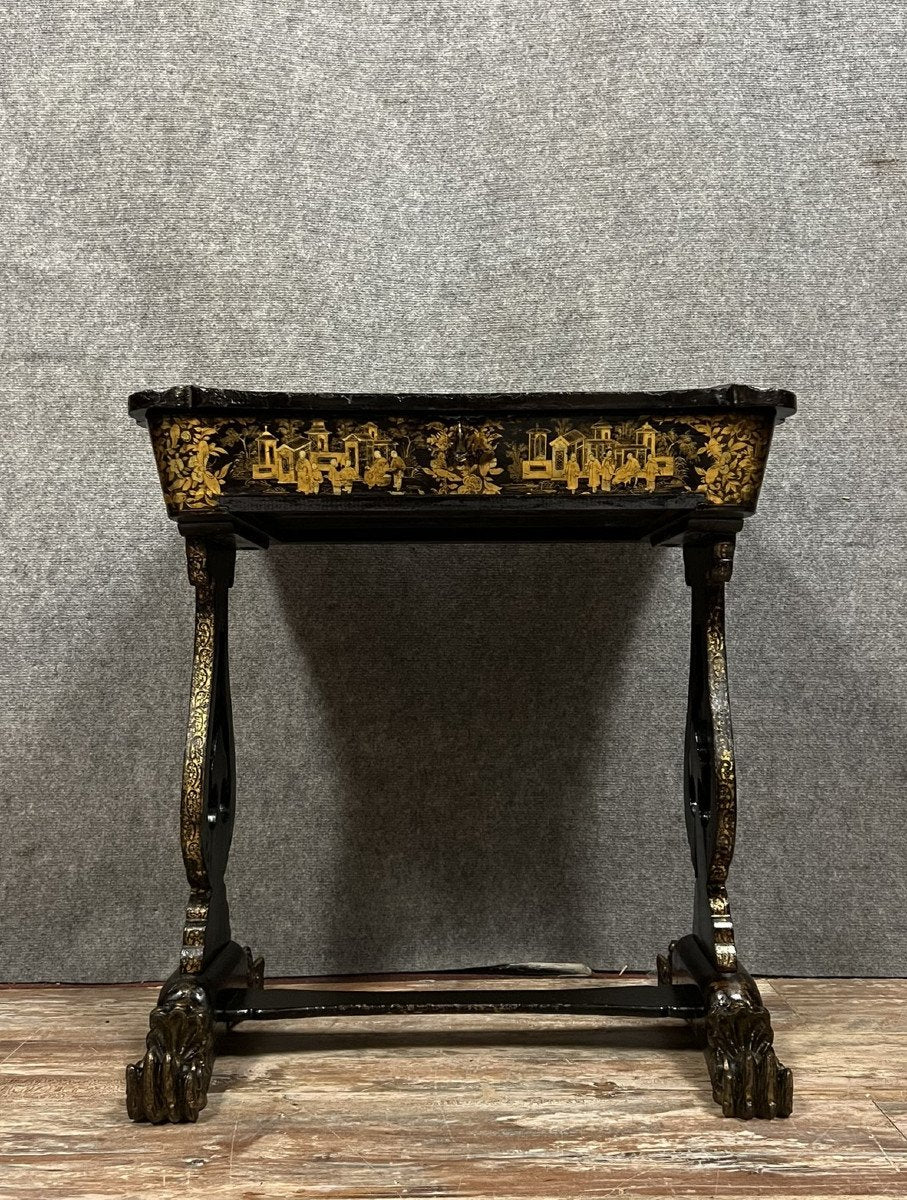 Table à ouvrage en laque, bois noirci à décor de scènes chinoises, époque Napoléon III vers 1850