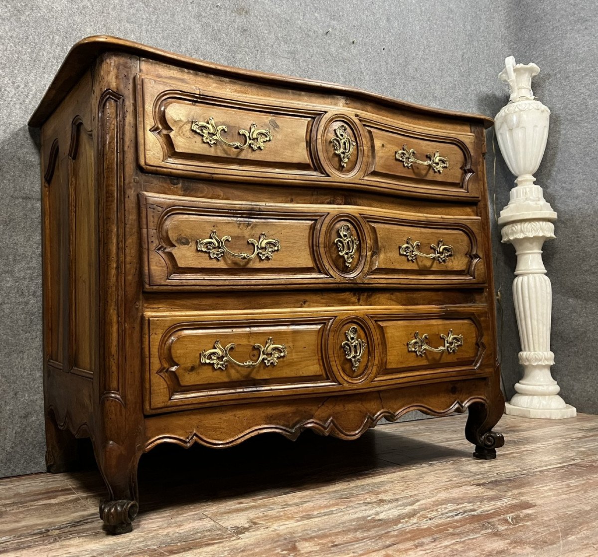 commode Lyonnaise galbée époque Louis XV en noyer massif vers 1750