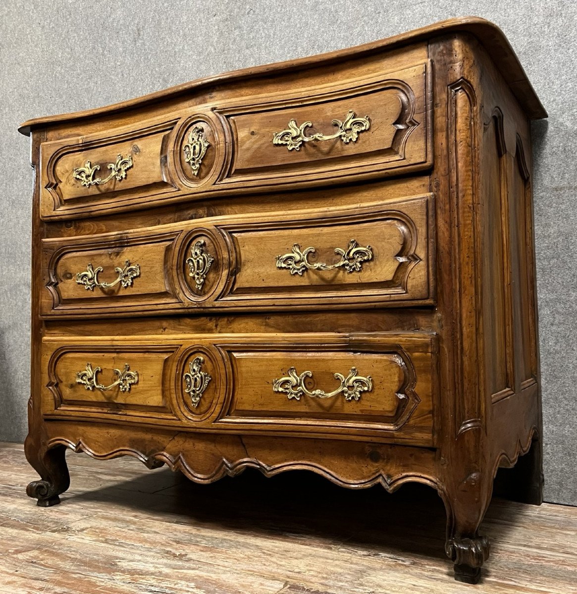 commode Lyonnaise galbée époque Louis XV en noyer massif vers 1750