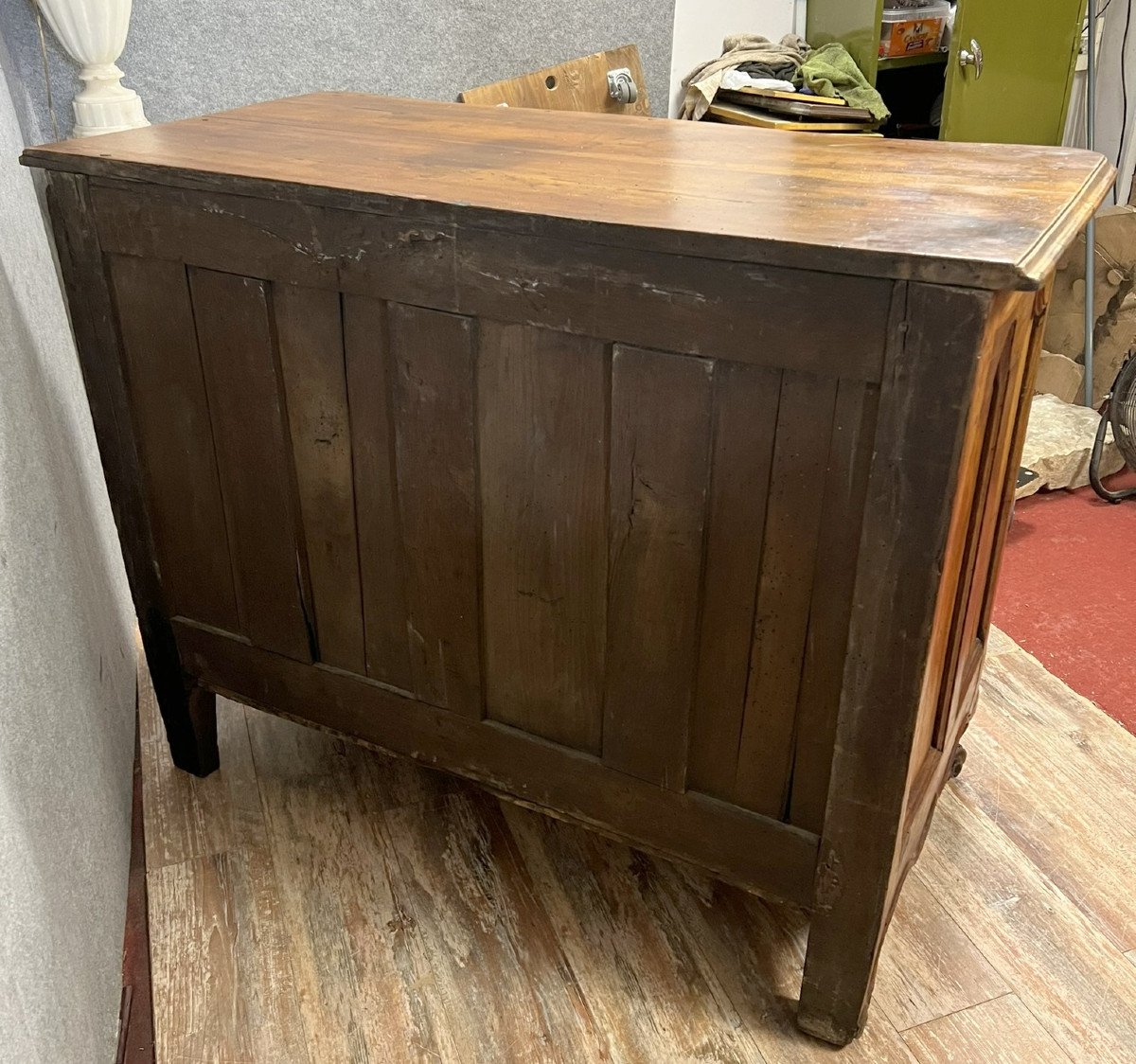 commode Lyonnaise galbée époque Louis XV en noyer massif vers 1750