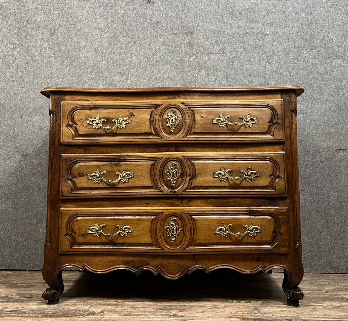 commode Lyonnaise galbée époque Louis XV en noyer massif vers 1750