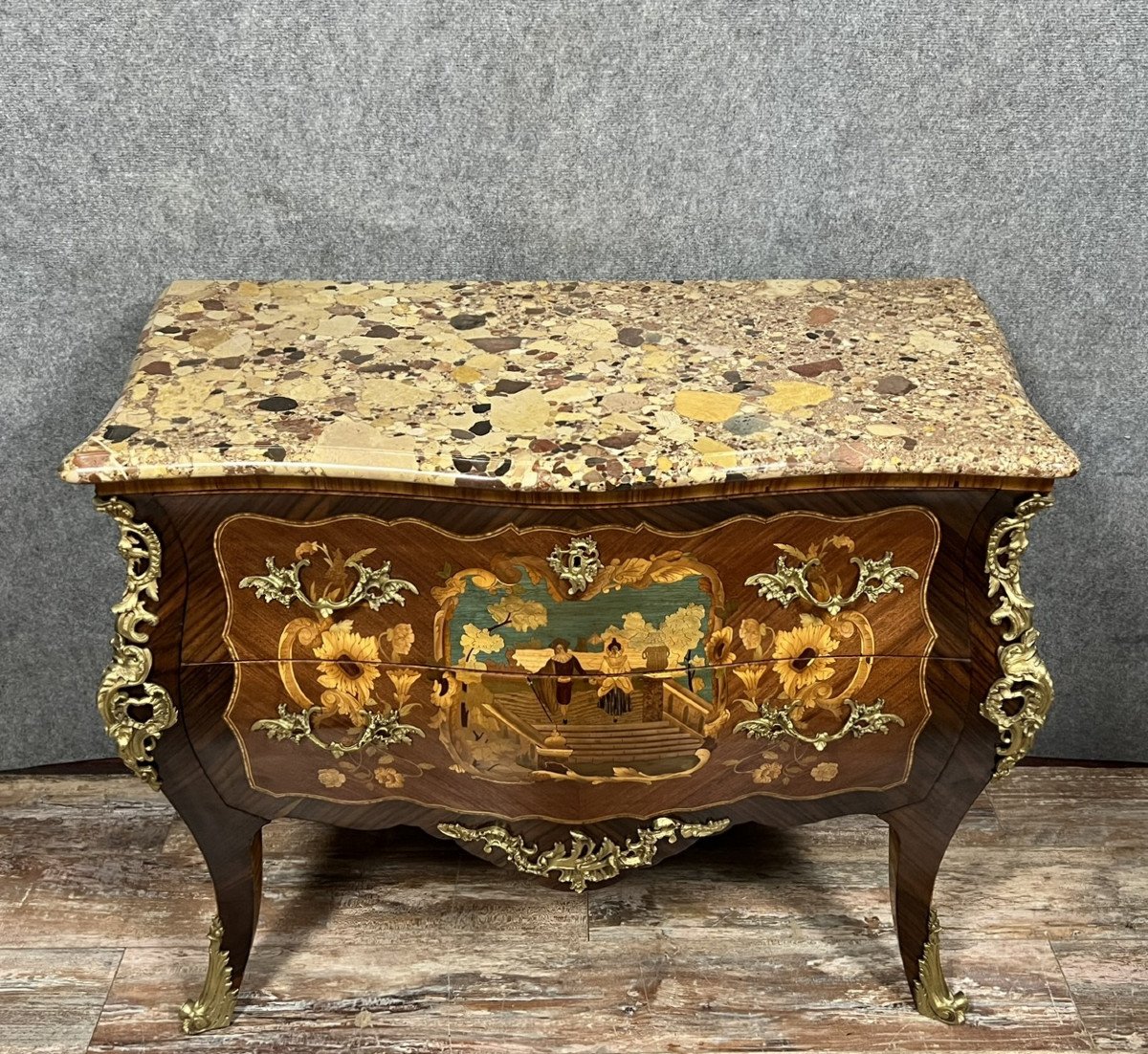 Commode Sauteuse galbée estampillée en Marqueterie de bois précieux Style Louis XV vers 1850