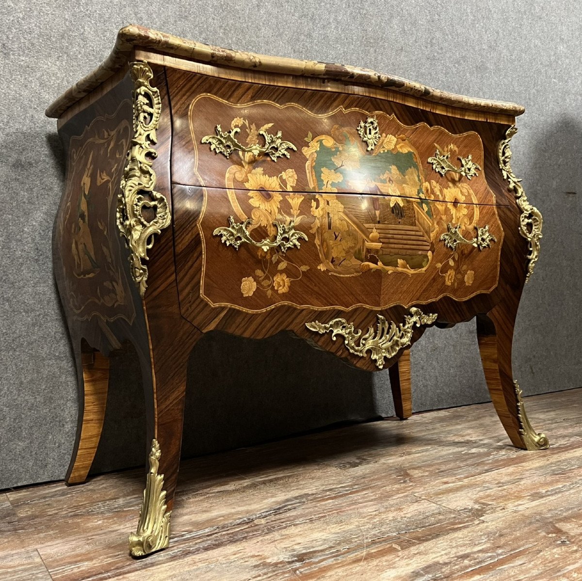 Commode Sauteuse galbée estampillée en Marqueterie de bois précieux Style Louis XV vers 1850