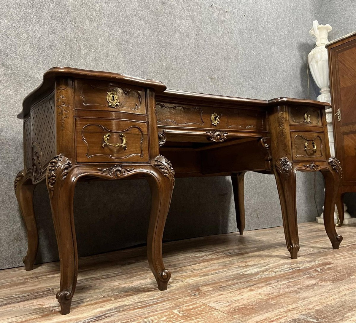 Bureau Provençal galbé de style Louis XV en noyer sculpté vers 1880