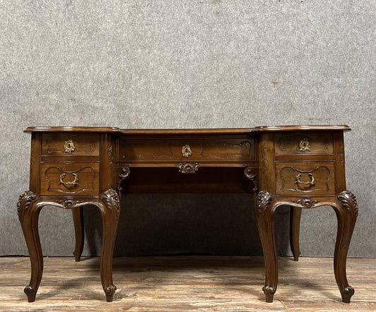 Bureau Provençal galbé de style Louis XV en noyer sculpté vers 1880