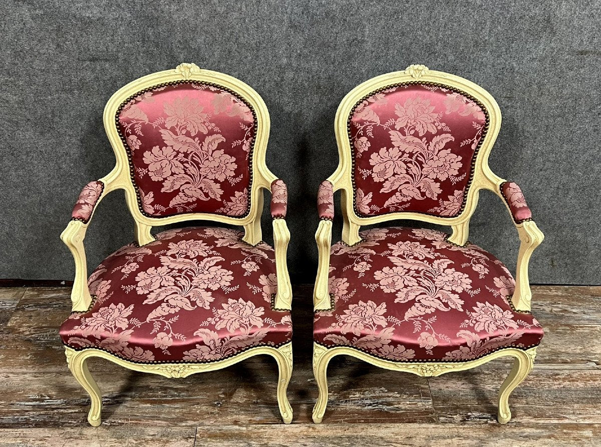 paire de fauteuils cabriolets de style Louis XV en bois laqué et sculpté vers 1900