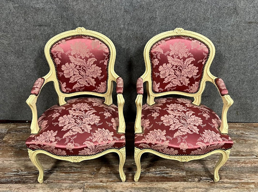 paire de fauteuils cabriolets de style Louis XV en bois laqué et sculpté vers 1900