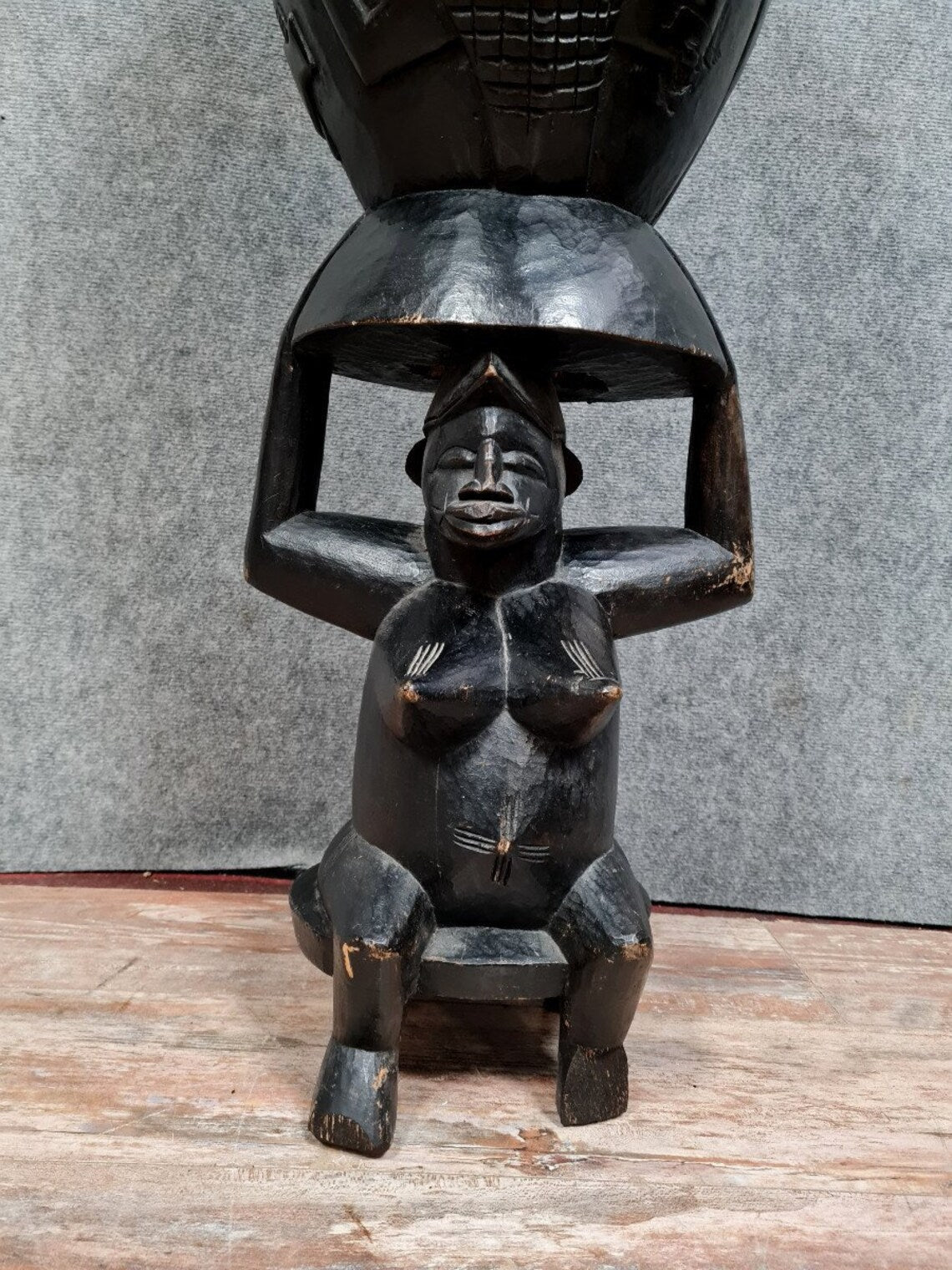 Afrique Centrale vers 1900 : importante statue Senoufo perchée d'un tam-tam