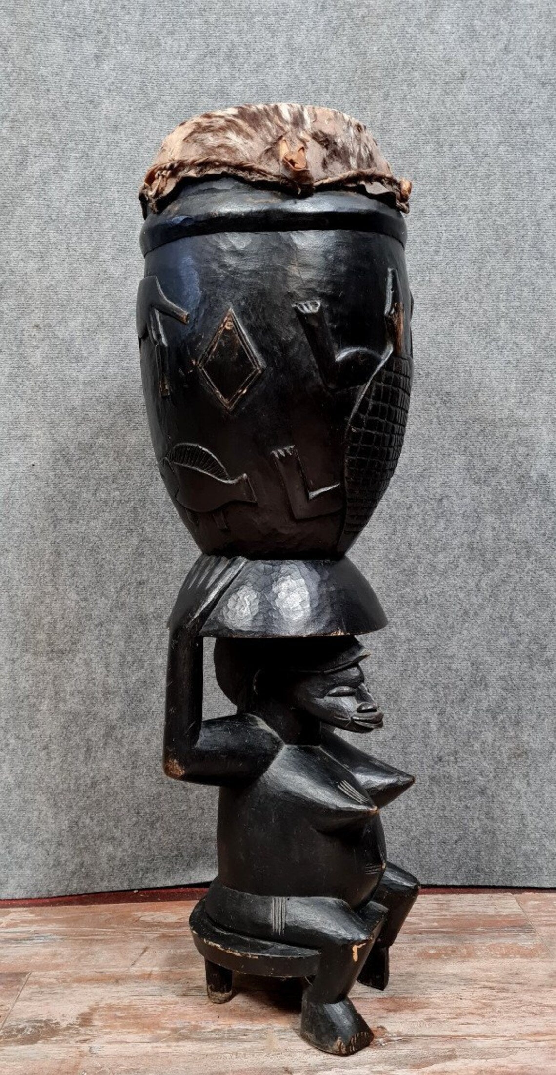 Afrique Centrale vers 1900 : importante statue Senoufo perchée d'un tam-tam